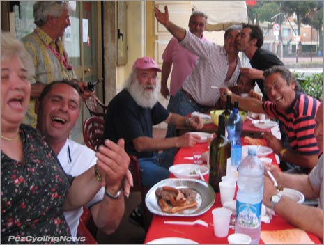 giro09meal-grouphug.jpg